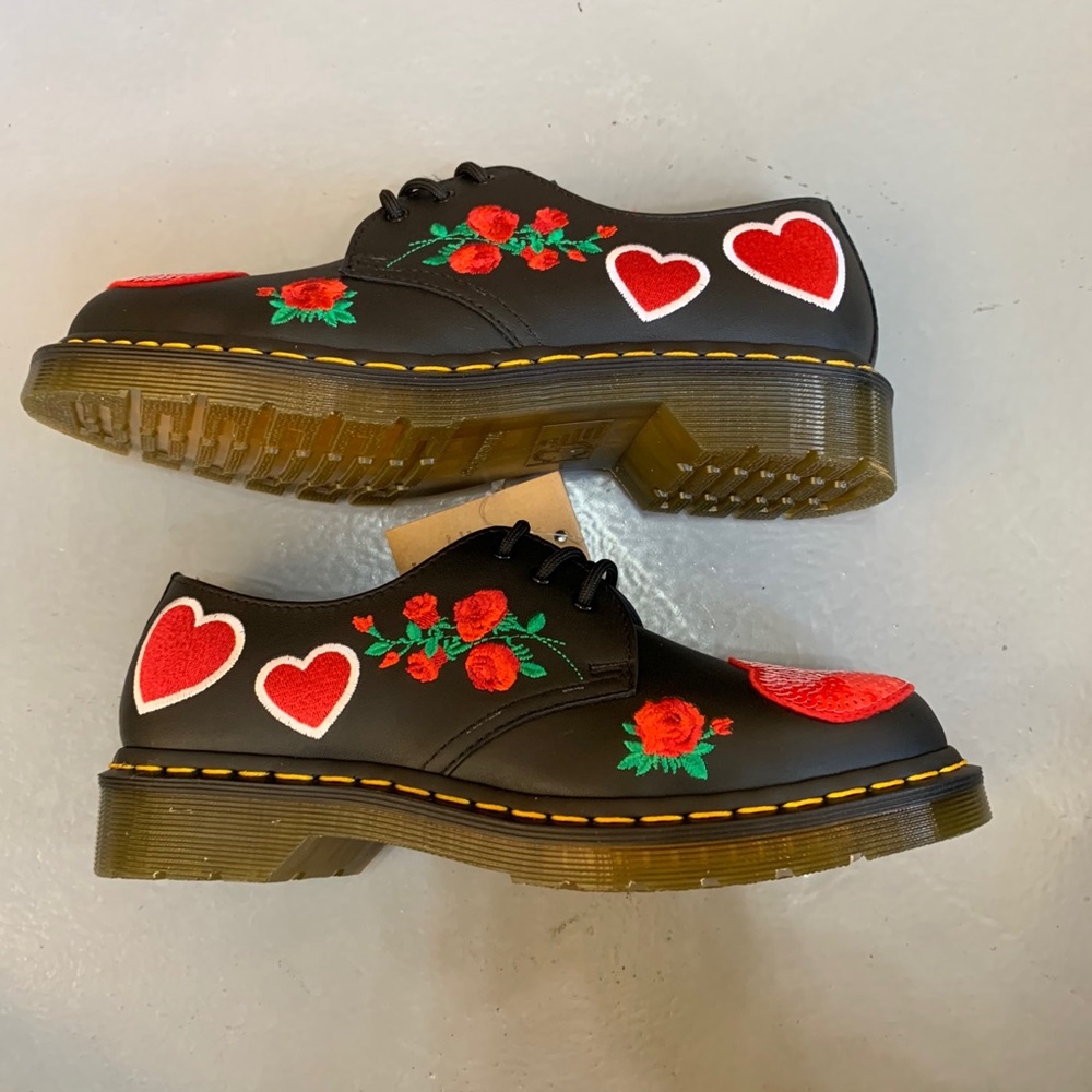 *NEW* DR. MARTENS 1461 HEARTS 24414001